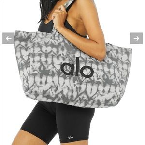 Carry on Tye dye NWT ALO YOGA